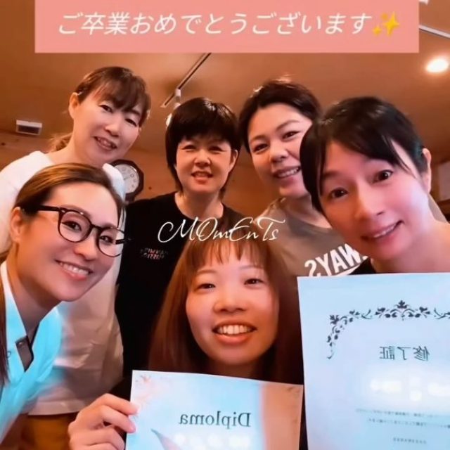 『自分への投資』
自分への投資は、一生なくならない財産✨
私は30歳まで、お金のほとんどを「学び」に使ってきました✍️
洋服やお化粧など外見を磨きたいお年頃でしたが、それ以上に**「一生自分を支えてくれる力」**を身につける事が必要だと思っていました✨
洋服はお下がりで、お化粧もせず、移動は自転車😅 あの頃は目に見える変化は少なかったけれど、あの学びが今の私の仕事になり。
自分を支えてくれています✨
『知識や技術は、誰にも奪われない一生の財産』
「何か始めたい。」
「自分らしく働きたい。」
「誰かの役に立てる仕事がしたい。」
心の底に眠っている自分の気持ちを大切に、一度しかない人生、思いっきり生きてみたい✨
思い立った時が、スタート✨
人生は、何歳からでもスタート出来る✨
「あなたは、未来の自分にどんな投資をしますか?🍊」
#未来 #投資 #自分磨き